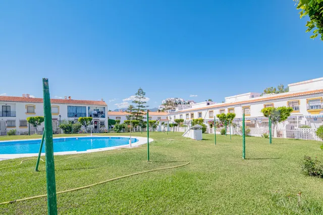 Chalet adosado en Salobreña playa, urb. privada con piscina y jardines. — 14