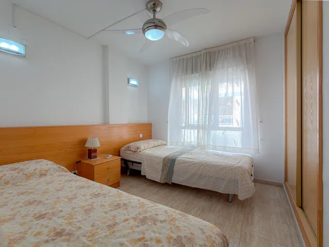 Centro! Estupendo apartamento con 2 dormitorios y 2 baños + Terraza con vistas laterales al mar + Piscina comunitaria — 16
