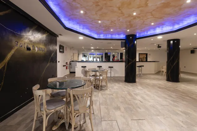 Local comercial 300m² en venta - Correos — 12