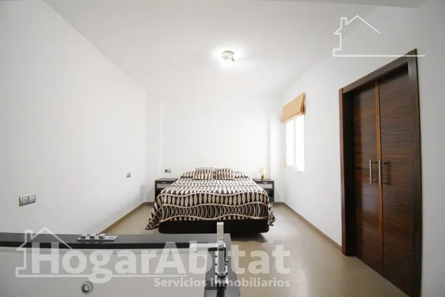 ¡HOGAR DE LUJO! MUY AMPLIO, BONITO Y LUMINOSO, TODO AMUEBLADO — 42