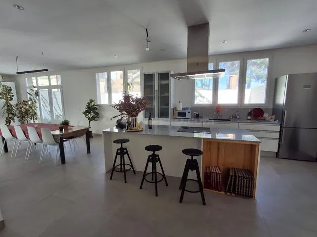 Encantadora Casa de Campo en Villena con Potencial para Refo