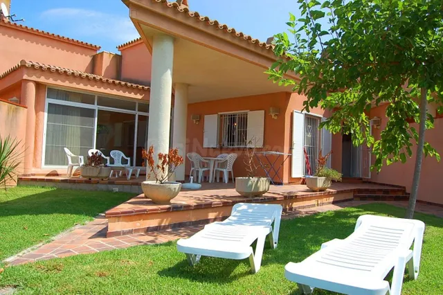 Chalet de 120 m2 con 4 habitaciones dobles y piscina - foto 4