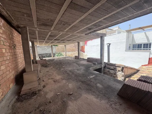 SOLAR CON ESTRUCTURA DE PLANTA BAJA Y DOS ALTURAS, CON PATIO - foto 3