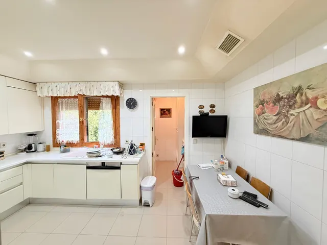 Venta Pleno Dominio Amplio piso luminoso de 216 m2 en urbanización con piscina y vigilancia 24h · Aravaca — 18