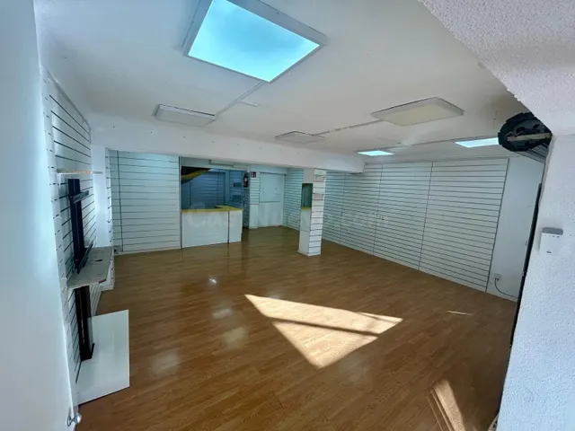 SE VENDE LOCAL COMERCIAL DE 112 M2 CON TERRAZA PRIVADA EN EL - foto 2