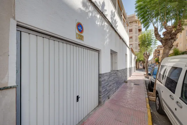 Exclusiva vivienda reformada en el corazón de Torrevieja con 3 amplios dormitorios — 42
