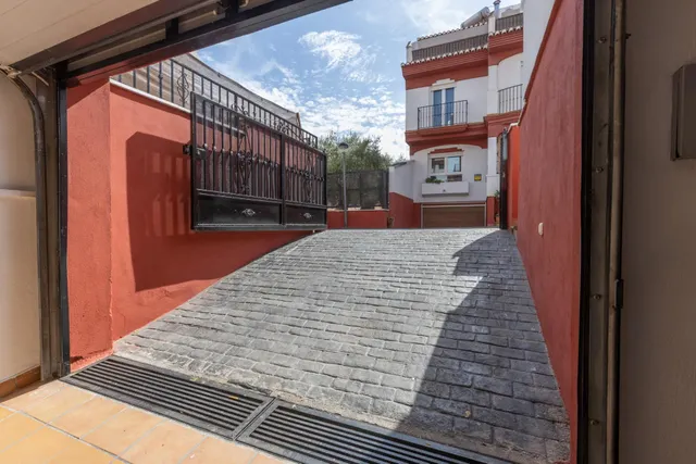 ADOSADA CON 4 DORMITORIOS, AMPLIAS TERRAZAS Y VISTAS A GRANADA Y SIERRA NEVADA — 44