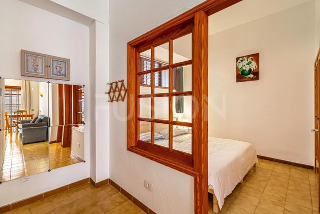 Piso con dormitorio independiente, cocina reformada y zona de piscina cerca de la playa — 7
