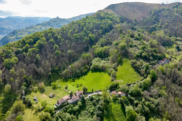 Casa  asturiana de piedra a rehabilitar con finca de 32.000 m2  en Llaneces (Mieres) — 33