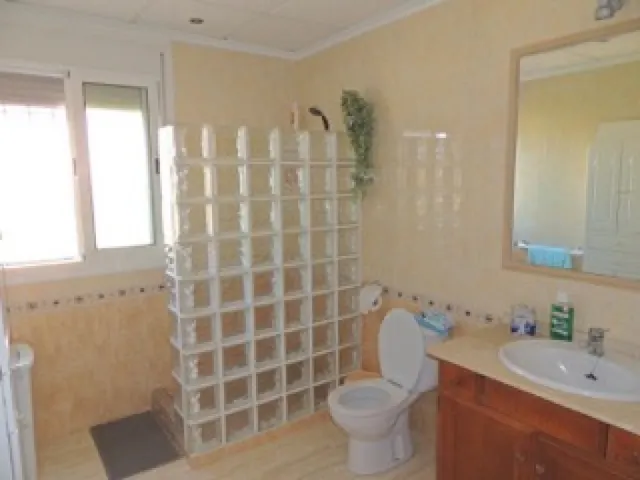 CHALET DE LUJO CON MUY BUENA ORIENTACION EN LUGAR MUY TRANQUILO — 30