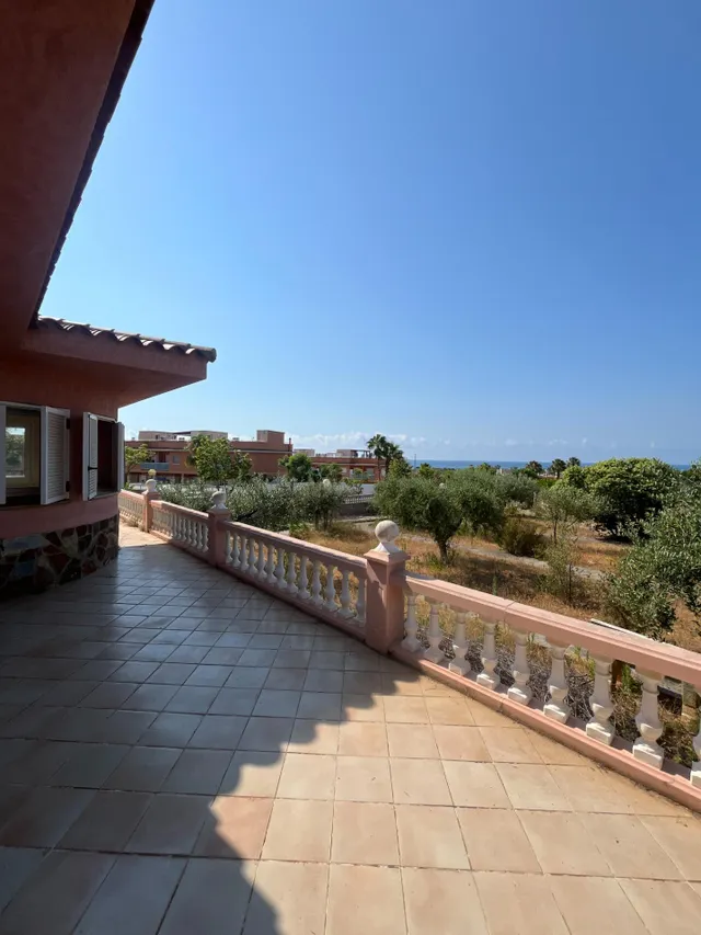 Chalet luminoso con vistas al mar en Creixell, zona La Masó. 3 habitaciones dobles, 2 baños , garaje y parcela de 1411 m2. — 7