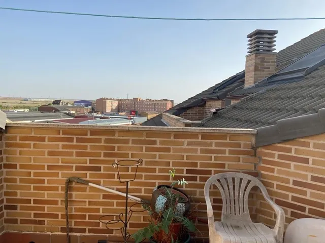 SE VENDE AMPLIO DÚPLEX EN EL CENTRO. COCINA, SALÓN, 3 HAB., 2 BAÑOS, TERRAZAS Y TRASTERO. — 14