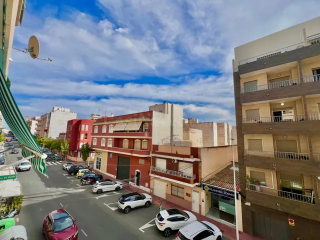 Apartamento céntrico y espacioso (89 m2 - 2.ª planta) con 4 dormitorios, balcón orientado al sur y a tan solo 550 m de la playa. — 5