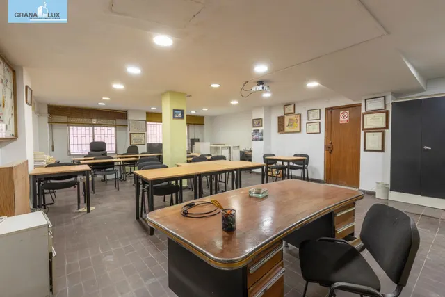 LOCAL COMERCIAL JUNTO A ÁNGEL GANIVET | ESPACIO Y UBICACIÓN. — 3