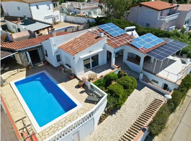 Villa exquisita con vistas al mar y licencia turística