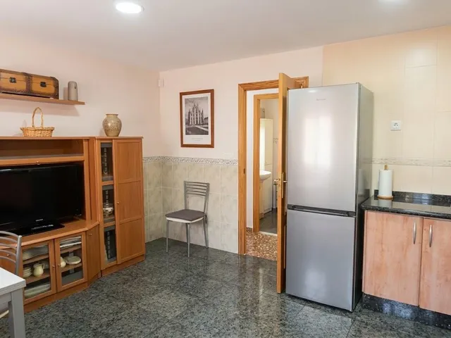 Luminoso piso con gran cocina y balcón frente a una tranquila plaza en Riola — 9
