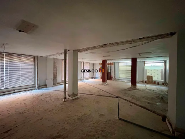 LOCAL COMERCIAL CÉNTRICO CON OCHO ESCAPARATES — 4