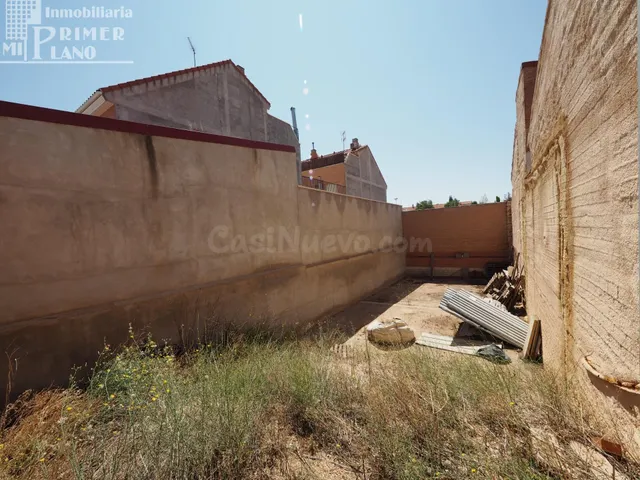 Solar con excavación hecha en barrio Europa junto a c/Brusel