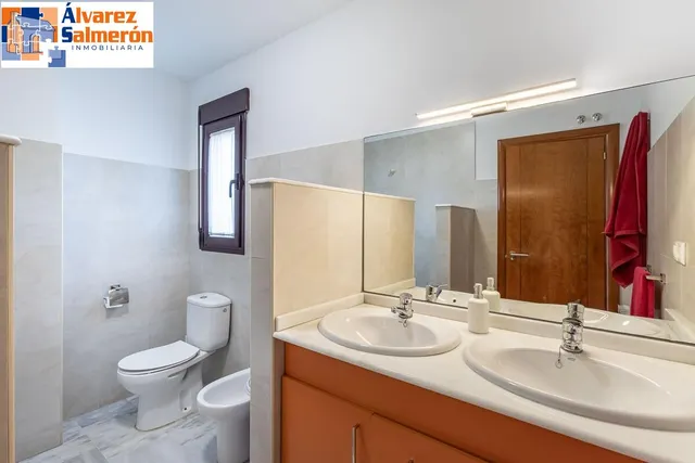 Amplia casa de 182 m2 con patio, gran sótano y a menos de 5 minutos del metro — 19