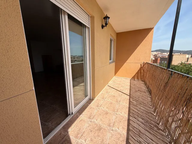 Piso amplio y muy luminoso con ascensor y comunidad incluidos – 800 €/mes (posibilidad de plaza de garaje en el mismo edificio por 50€ mas al mes) — 7