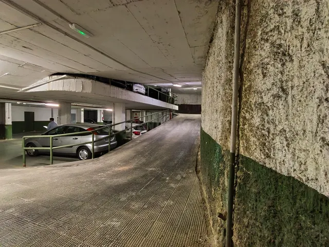PLAZA DE GARAJE PARA COCHE Y MOTO EN PLENO CENTRO DE SEVILLA - foto 5
