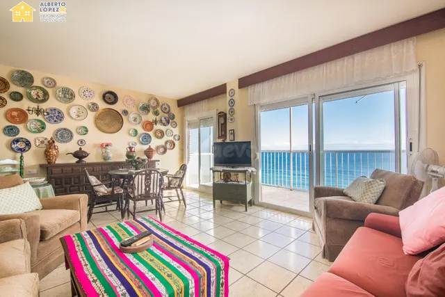 Apartamento en venta en primera línea de playa en Los Arenal - foto 3