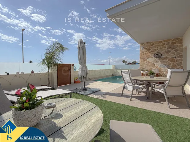 Extraordinario chalet (2018) con excelentes calidades + Pisc