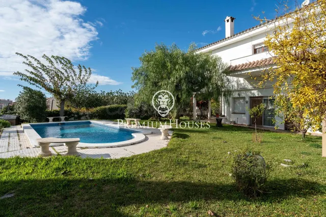 Casa independiente con jardín y piscina en Santa María - foto 2