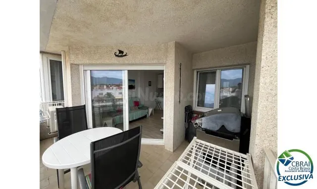 Bonito y moderno piso con vistas al canal y amarre de 2,5 x 5 m en Port Emporda, cerca de la playa y del centro de Empur — 2