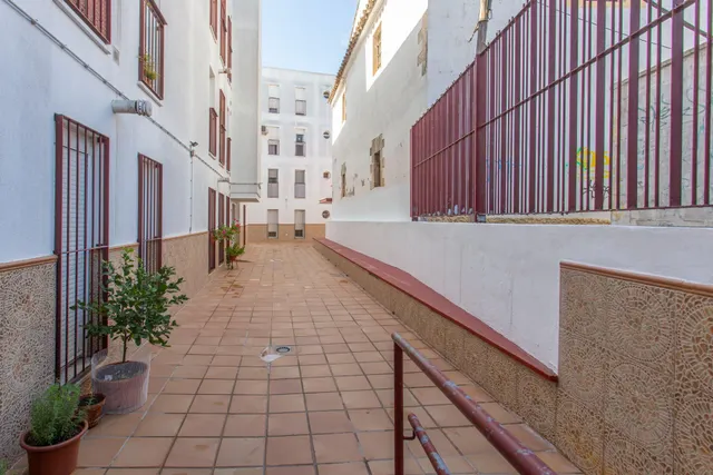 Se vende piso en planta baja en el centro (vpo) — 33