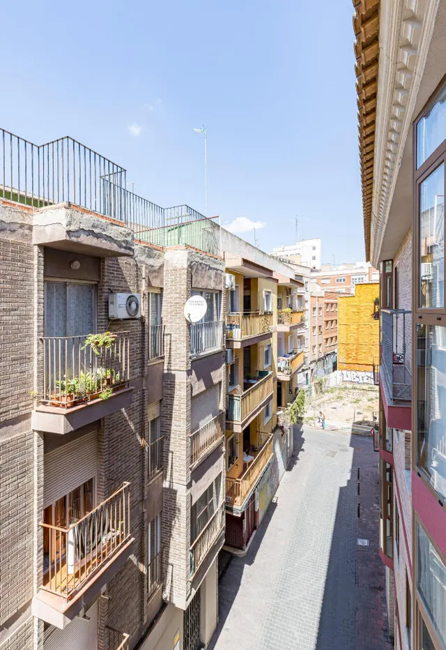 DOBLE PLAZA DE GARAJE EN VENTA CON UN AMPLIO ALMACÉN , ZONA  - foto 2