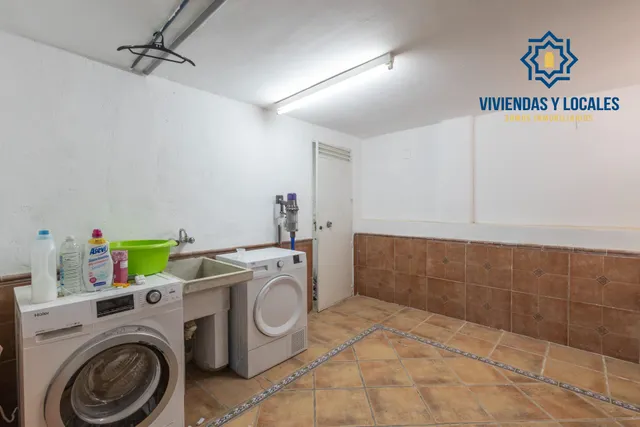 Casa independiente con piscina en La Zubia. — 34