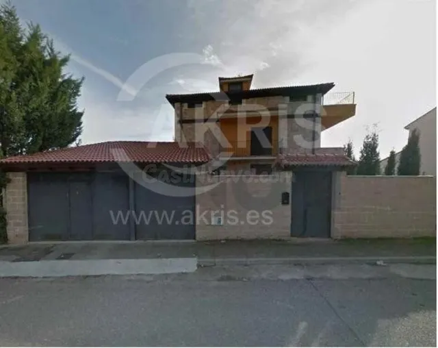 Chalet Independiente en Fresnillo De Las Dueñas