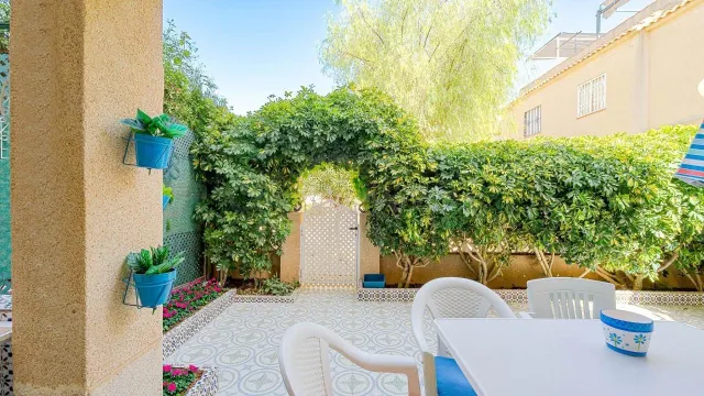 Bungalow en planta baja de 3 dormitorios con jardín y piscina comunitaria en Torrevieja — 5