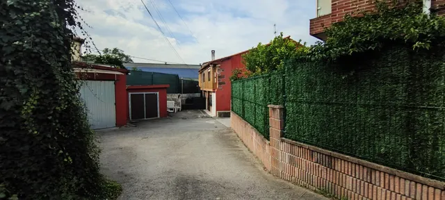 CASA PARA REFORMAR CON CUADRA, PAJAR Y DOS GARAJES EN TORRELAVEGA.- — 16