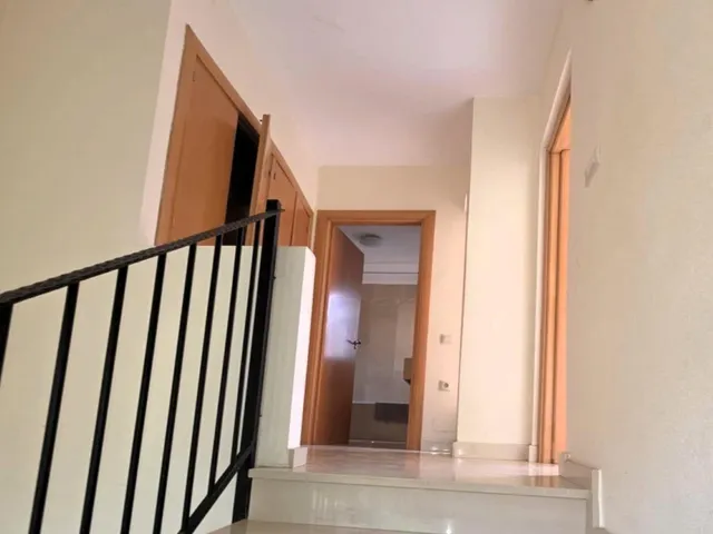 Magnífica y espaciosa casa adosada de 4 plantas (aprox. 176 m2). Varias terrazas y gran zona de piscina comunitaria. Cerca de campos de golf, La Zenia Boulevard, y a poco más de 5 km de las playas. — 46