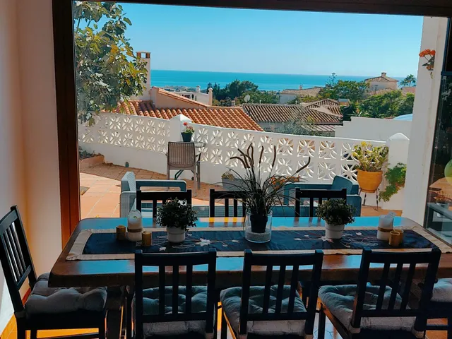 CHALET INDEPENDIENTE EN VENTA CON VISTAS AL MAR EN BENALMADE - foto 2