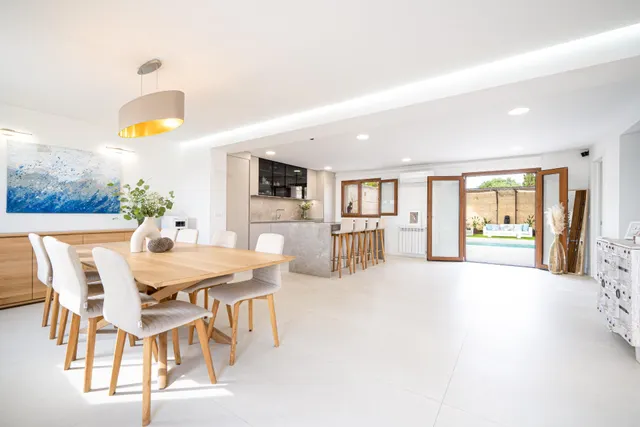 Casa con piscina en primera línea de mar en Cala Gamba — 9
