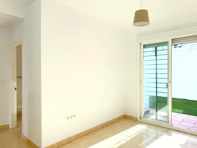 Casa adosada de 3 dormitorios con patio, terraza y dos plaza - foto 4