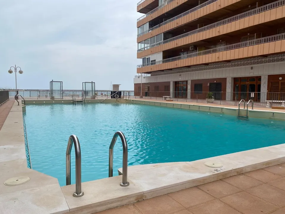 Reformado apartamento en primera línea de Torrevieja con vistas laterales al mar y piscina