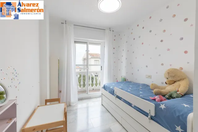 Casa independiente con piscina en La Zubia. — 27