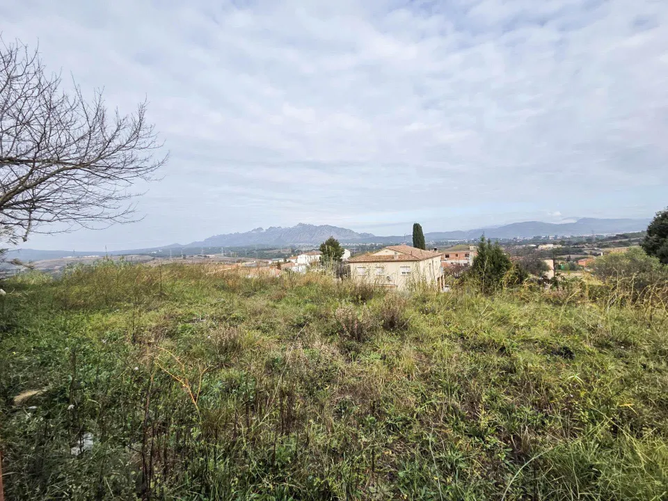 Terreno edificable de 3.636 m2 edificable en urbanización Can Parellada de Masquefa
