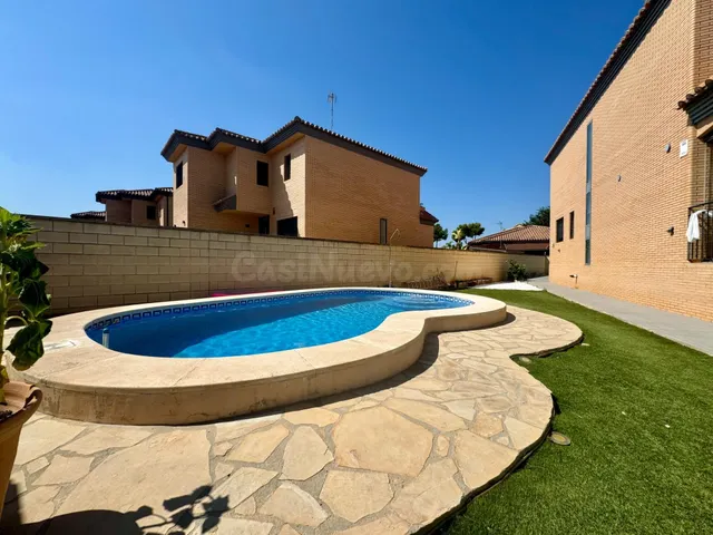 Casa independiente con piscina en la Eliana