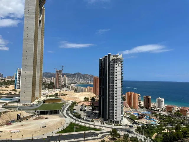 Alquiler todo el año, Apart. 1 dorm. de 90 m2, salón amplio y cocina con isla, reformado, vistas mar — 34