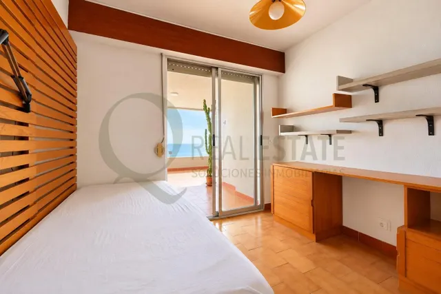 Vistas abiertas al mar y gran terraza en Cabo de las Huertas · 3 dormitorios y 2 baños — 33