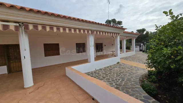 Chalet independiente con gran parcela, jardín y amplias zonas exteriores — 15