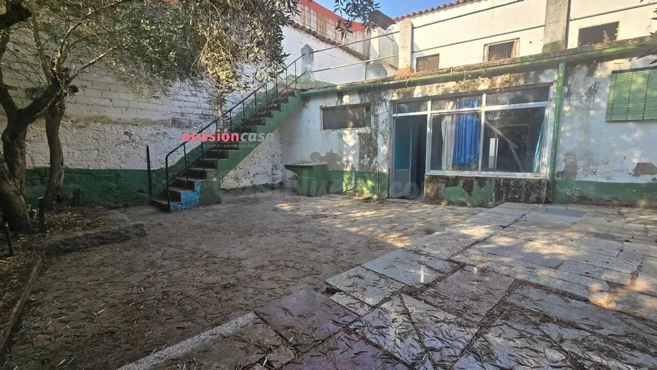 CASA DE 2 PLANTAS CON PATIO EN HINOJOSA