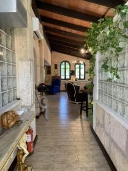 Villa de estilo mallorquín con amplio jardín de pinos en Cala Vinyes — 36