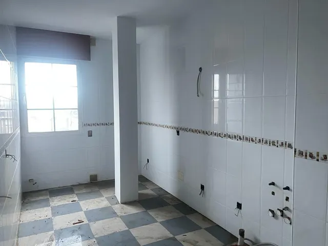 EDIFICIO EN CUATROVIENTOS — 11