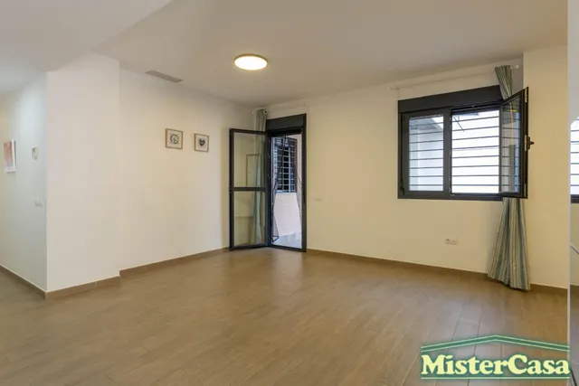 EXCLUSIVA!! Piso 3 dormitorios , 2 baños ,garaje y trastero . Gran patio  y piscina comunitaria . ROTA — 6